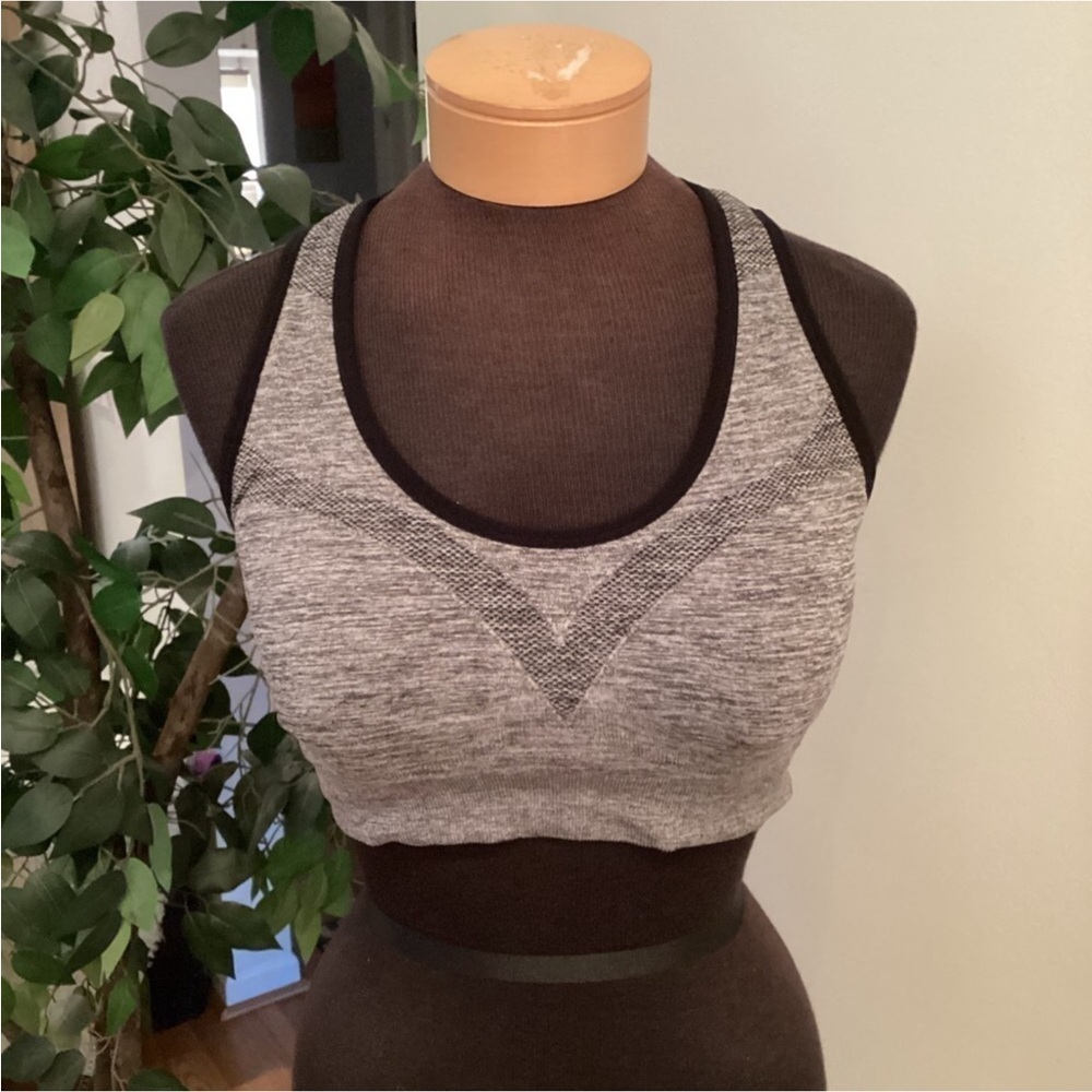 AKAMC Woman’s XL wire free yoga sports bra black marled with gray Strappy